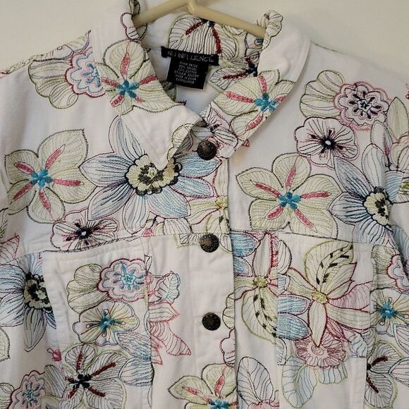 Nu INFLUENCE White Floral Embroidered Denim Jacket XL - Picture 4 of 8